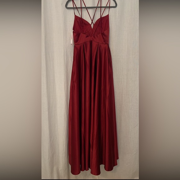 Bergundy prom dress with pockets! Size US4 - Bust: 33.50” Waist: 26.50”. - Picture 2 of 3